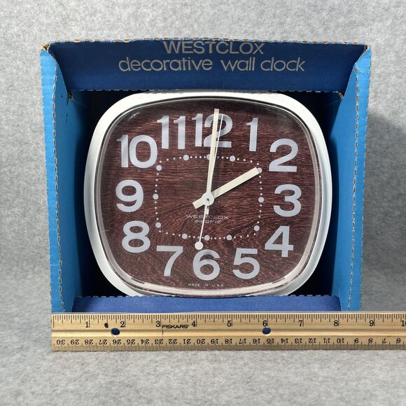 Vintage Westclox Walltone Electric Wall Clock Walnut Woodgrain USA Retro Decor - Picture 6 of 9